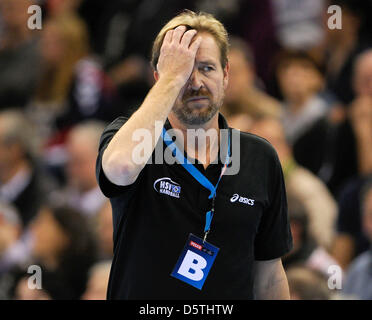 Amburgo è capo allenatore Martin Schwalb gesti durante la pallamano Champions League gruppo A CORRISPONDERE SG Flensburg-Handewitt vs HSV Amburgo a Campushalle in Flensburg, Germania, 25 novembre 2012. Foto: Axel Heimken Foto Stock