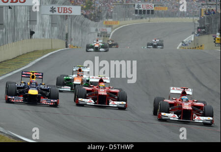 Spagnolo di Formula Uno Pilota Fernando Alonso (R) della Ferrari, il brasiliano pilota di Formula Uno Felipe Massa (C) di Ferrari e Australian Formula One driver Mark Webber (L) della Red Bull visto dopo lo start del Gran Premio di Formula Uno del Brasile in Autodromo Jose Carlos Pace in Sao Paulo, Brasile, 25 novembre 2012. Foto: David Ebener/dpa +++(c) dpa - Bildfunk+++ Foto Stock