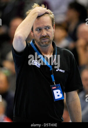 Amburgo è capo allenatore Martin Schwalb gesti durante la pallamano Champions League gruppo A CORRISPONDERE SG Flensburg-Handewitt vs HSV Amburgo a Campushalle in Flensburg, Germania, 25 novembre 2012. Foto: Axel Heimken Foto Stock