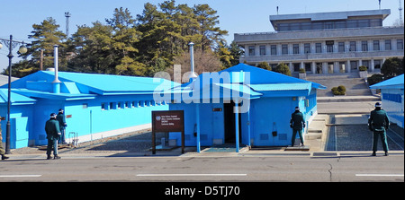 Corea del sud rivolto verso il nord coreani presso il Comune di area di sicurezza con la Conferenza fila di edifici. Foto Sharon moli Foto Stock