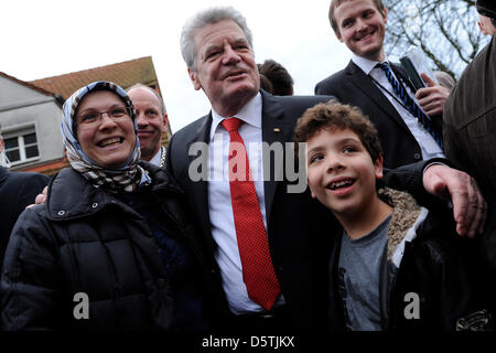 Presidente federale tedesco Joachim Gauck (c) parla per i passanti durante la sua visita inaugurale per il Land Renania settentrionale-Vestfalia di Bottrop, Germania, 26 novembre 2012. Foto: Marius Becker Foto Stock