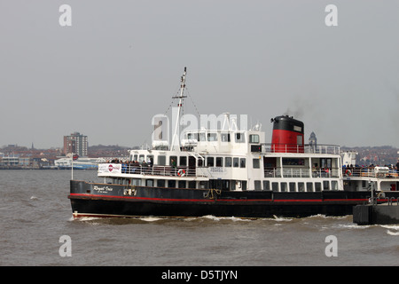 Mersey ferry boat Royal Impostazione Iris fuori dal Pier Head per una vela sul fiume Mersey in Liverpool. Foto Stock