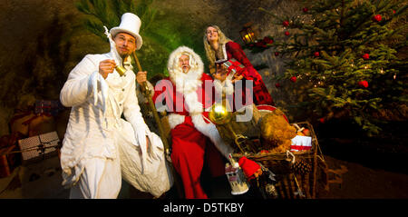 Santa Claus (Richard Riesel, c) La Belle (Nadja Tannert) e giocoliere 'Ben aus Schrankreich' (Benjamin Loeffler) posa per fotografie durante una sessione di stampa del xvii storico-romantico mercatino di Natale a Koenigstein fortezza nel Koenigstein, Germania, 27 novembre 2012. In cima alla collina di tabella il mercatino di Natale sarà aperto il 01 dicembre 2012. Foto: Arno Burgi Foto Stock