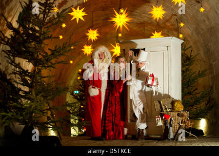 Santa Claus (Richard Riesel, L-R), La Belle (Nadja Tannert) e giocoliere 'Ben aus Schrankreich' (Benjamin Loeffler) posa per fotografie durante una sessione di stampa del xvii storico-romantico mercatino di Natale a Koenigstein fortezza nel Koenigstein, Germania, 27 novembre 2012. In cima alla collina di tabella il mercatino di Natale sarà aperto il 01 dicembre 2012. Foto: Arno Burgi Foto Stock