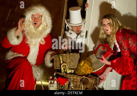 Santa Claus (Richard Riesel, L-R), La Belle (Nadja Tannert) e giocoliere 'Ben aus Schrankreich' (Benjamin Loeffler) posa per fotografie durante una sessione di stampa del xvii storico-romantico mercatino di Natale a Koenigstein fortezza nel Koenigstein, Germania, 27 novembre 2012. In cima alla collina di tabella il mercatino di Natale sarà aperto il 01 dicembre 2012. Foto: Arno Burgi Foto Stock