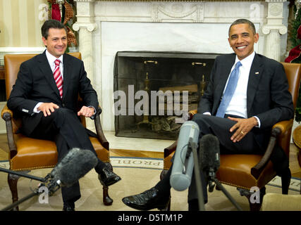 Il Presidente degli Stati Uniti Barack Obama, destro rende commento alla stampa come egli si compiace del Presidente eletto Enrique Peña Nieto del Messico, sinistra, all Ufficio Ovale della Casa Bianca di Washington, DC Martedì, Novembre 27, 2012..Credit: Ron Sachs / Pool via CNP Foto Stock