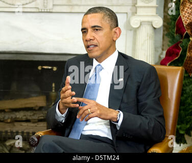 Il Presidente degli Stati Uniti Barack Obama ascolta l'interprete come egli fa commento accogliente presidente-eletto Enrique Peña Nieto, del Messico, non raffigurato, all Ufficio Ovale della Casa Bianca di Washington, DC Martedì, Novembre 27, 2012..Credit: Ron Sachs / Pool via CNP Foto Stock