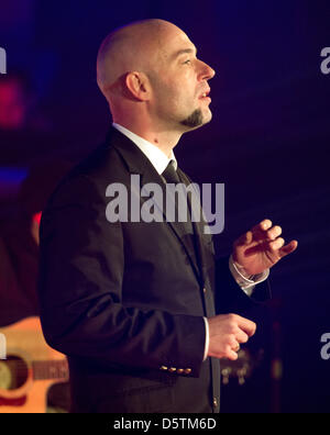 'Der Graf' della band tedesca 'Unheilig' esegue durante un concerto al monastero Eberbach offrono nei pressi di Eltville, Germania, 27 novembre 2012. Solo 60 persone hanno assistito al concerto che è stato organizzato dall'emittente privata FFH. Foto: Boris Roessler Foto Stock