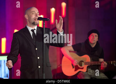 'Der Graf' della band tedesca 'Unheilig' esegue durante un concerto al monastero Eberbach offrono nei pressi di Eltville, Germania, 27 novembre 2012. Solo 60 persone hanno assistito al concerto che è stato organizzato dall'emittente privata FFH. Foto: Boris Roessler Foto Stock