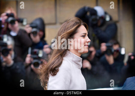 La Gran Bretagna è il principe William (non visibile) e Catherine, duchessa di Cambridge visitare Cambridge, Regno Unito, 28 novembre 2012. Foto: Patrick van Katwijk - PAESI BASSI FUORI Foto Stock