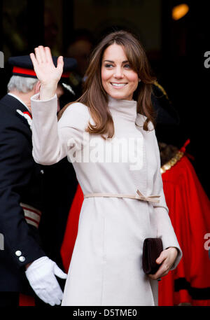 La Gran Bretagna è il principe William (non visibile) e Catherine, duchessa di Cambridge visitare Cambridge, Regno Unito, 28 novembre 2012. Foto: Patrick van Katwijk - PAESI BASSI FUORI Foto Stock