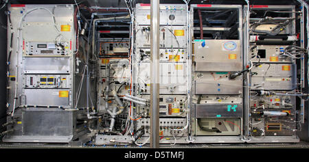 Vista interna della ricerca climatica contenitore Caribic presso l'Istituto Max Planck per la chimica in Mainz, Germania, 28 novembre 2012. Il contenitore di misura viaggiato più di 2 milioni di chilometri a bordo di un Airbus Lufthansa e registrata la concentrazione di più di 50 sostanze come l'ozono e monossido di carbonio in modo che gli scienziati possono imparare di più sui cambiamenti climatici e i Foto Stock