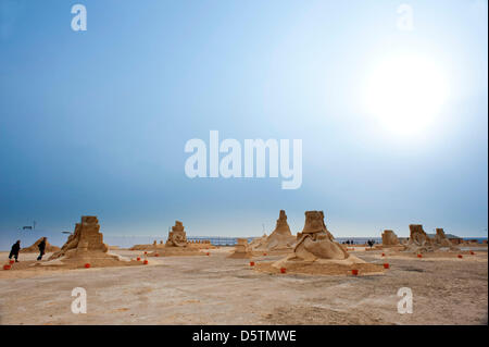 Brighton, Regno Unito. Il 9 aprile 2013. Il Brighton la scultura di sabbia Festival - opere finite con il tema della musica attraverso i secoli: vista generale della mostra. Credito: Andrew Hasson / Alamy Live News Foto Stock