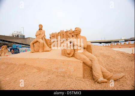 Brighton, Regno Unito. Il 9 aprile 2013. Il Brighton la scultura di sabbia Festival - opere finite con il tema della musica attraverso i secoli: Ritratto di Elvis Presley, sinistra e Frank Sinatra. Credito: Andrew Hasson / Alamy Live News Foto Stock