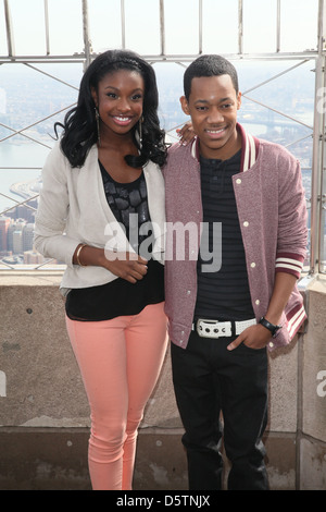 Coco Jones, Tyler James Williams l'Empire State Building ospita Disney Channel e Disney XD di giovani stelle dal loro varie Foto Stock