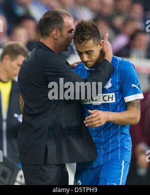 Hoffenheim coach Markus BABBEL (L) Grazie Joselu per il suo sforzo dopo aver preso lui fuori del gioco durante la partita della Bundesliga TSG 1899 Hoffenheim vs Hannover 96 a Rhein-Neckar-Arena a Sinsheim, Germania, 23 settembre 2012. Foto: Uwe Anspach Foto Stock