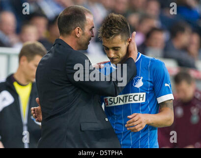 Hoffenheim coach Markus BABBEL (L) Grazie suo lettore Joselu dopo aver preso lui fuori del gioco durante la partita della Bundesliga TSG 1899 Hoffenheim vs Hannover 96 a Rhein-Neckar-Arena a Sinsheim, Germania, 23 settembre 2012. Foto: Uwe Anspach Foto Stock