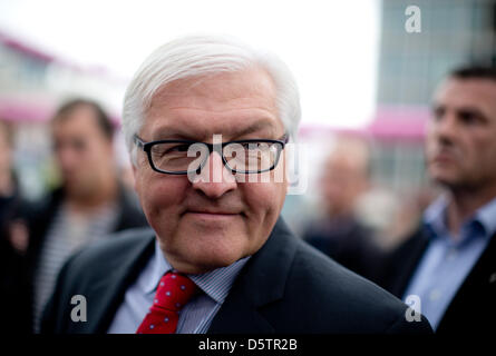 La frazione di testa il partito socialdemocratico tedesco (SPD) Frank-Walter Steinmeier parla alle persone durante il DOCUP ai cittadini il dialogo a Potsdamer Platz a Berlino, Germania, 24 settembre 2012. Foto: KAY NIETFELD Foto Stock