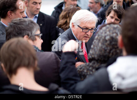 La frazione di testa il partito socialdemocratico tedesco (SPD) Frank-Walter Steinmeier parla alle persone durante il DOCUP ai cittadini il dialogo a Potsdamer Platz a Berlino, Germania, 24 settembre 2012. Foto: KAY NIETFELD Foto Stock