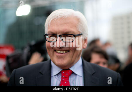 La frazione di testa il partito socialdemocratico tedesco (SPD) Frank-Walter Steinmeier parla alle persone durante il DOCUP ai cittadini il dialogo a Potsdamer Platz a Berlino, Germania, 24 settembre 2012. Foto: KAY NIETFELD Foto Stock