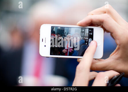 La frazione di testa il partito socialdemocratico tedesco (SPD) Frank-Walter Steinmeier è visto su un display dello smartphone durante il DOCUP ai cittadini il dialogo a Potsdamer Platz a Berlino, Germania, 24 settembre 2012. Foto: KAY NIETFELD Foto Stock