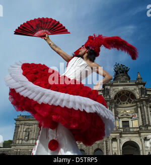 Un artista del teatro d'azione 'Dulce Compania' esegue come Columbine durante una sessione di stampa per l'ottava la Semper Opera Ball 2013 davanti la Semper Opera di Dresda, in Germania, il 25 settembre 2012. Sotto il motto "resden charms', 'Festival International du Cirque de Monte Carlo' sarà parte dell'ottava Semper Opera sfera su 01 Febbraio 2013. Foto: ARNO BURGI Foto Stock