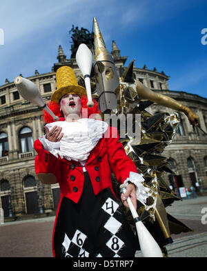 Un artista del teatro d'azione 'Dulce Compania' esegue come direttore di circo durante una sessione di stampa per l'ottava la Semper Opera Ball 2013 davanti la Semper Opera di Dresda, in Germania, il 25 settembre 2012. Sotto il motto "resden charms', 'Festival International du Cirque de Monte Carlo' sarà parte dell'ottava Semper Opera sfera su 01 Febbraio 2013. Foto: ARNO BURGI Foto Stock