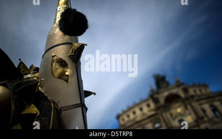 Un artista del teatro d'azione 'Dulce Compania' esegue come arlecchino durante una sessione di stampa per l'ottava la Semper Opera Ball 2013 davanti la Semper Opera di Dresda, in Germania, il 25 settembre 2012. Sotto il motto "resden charms', 'Festival International du Cirque de Monte Carlo' sarà parte dell'ottava Semper Opera sfera su 01 Febbraio 2013. Foto: ARNO BURGI Foto Stock