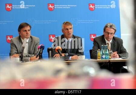 Bassa Sassonia Ministro degli interni di Uwe Schuenemann (L-R) di Hannover del presidente di polizia Axel Brockmann e forze di polizia di stato Presidente Uwe Binias dare una conferenza stampa presso il Ministero degli Interni ad Hannover, Germania, 25 settembre 2012. Bassa Sassonia vietato il più importante neo-nazi gruppo dello stato tedesco. Dal 2008, il gruppo aveva effettuato xenofobe, distribuiti ri Foto Stock