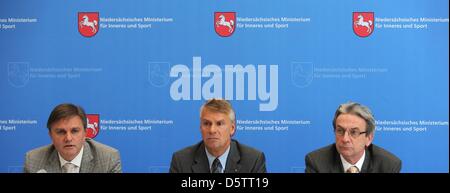 Bassa Sassonia Ministro degli interni di Uwe Schuenemann (L-R) di Hannover del presidente di polizia Axel Brockmann e forze di polizia di stato Presidente Uwe Binias dare una conferenza stampa presso il Ministero degli Interni ad Hannover, Germania, 25 settembre 2012. Bassa Sassonia vietato il più importante neo-nazi gruppo dello stato tedesco. Dal 2008, il gruppo aveva effettuato xenofobe, distribuiti ri Foto Stock