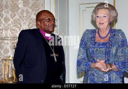 La regina Beatrice dei Paesi Bassi pone con i diritti umani activitist e premio Nobel per la pace, Sud Africa Arcivescovo Desmond Tutu come lei accoglie i suoi ospiti a Huis ten Bosch a L'Aia, Paesi Bassi, 25 settembre 2012. Rapporti dei media stato che Tutu è su diversi giorni di visita nei Paesi Bassi durante il quale è stato insignito di una Università di Groningen decreto onorario. Foto: Foto Stock