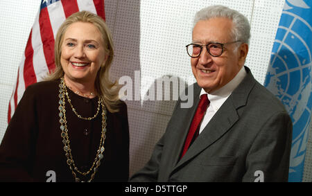 Il Segretario di Stato americano Hillary Clinton si incontra con il nuovo di Onu e Lega Araba inviato di pace con la Siria, Lakhdar Brahimi, durante la 67a sessione dell'Assemblea generale delle Nazioni Unite a New York, Stati Uniti d'America, 25 settembre 2012. Foto: Sven Hoppe Foto Stock