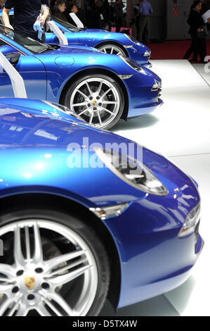 La Porsche 911 Carrera 4 è in mostra presso il Motor Show di Parigi (Mondial de l'Automobile) a Parigi, Francia, 27 settembre 2012. Biennale per la auto show ha luogo dal 29 al 14 ottobre; più di 100 anteprime mondiali sono attesi. Foto: Uli Deck Foto Stock