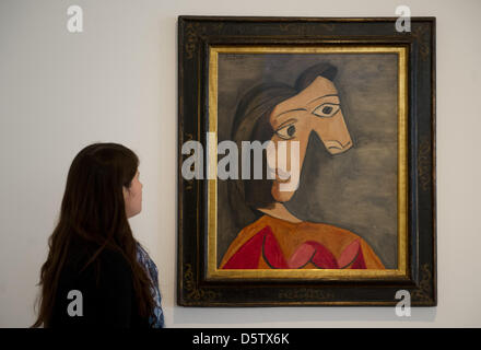Una donna vista la pittura di olio 'Le corpetto arancione - Maar" (1940) di Pablo Picasso presso la mostra d'arte 'dalla testa ai piedi' alla Kunsthalle Wuerth in Schwaebisch Hall, Germania, 27 settembre 2012. Foto: MARIJAN MURAT Foto Stock