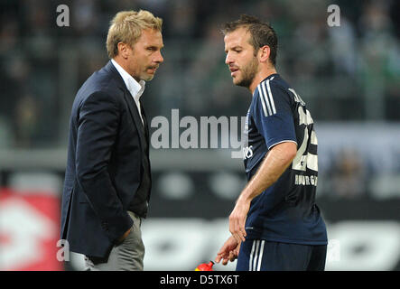 Di Amburgo Rafael van der Vaart (R) parla di allenatore Thorsten Fink durante la partita della Bundesliga Borussia Moenchengladbach contro Hamburger SV A Borussia Park di Moenchengladbach, Germania, 26 settembre 2012. Foto: Jonas Guettler Foto Stock