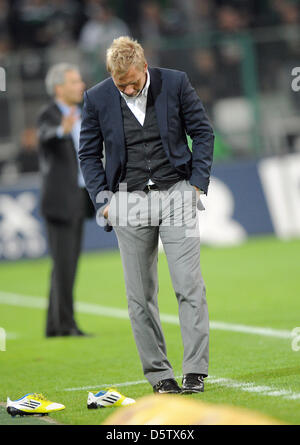 Amburgo allenatore Thorsten Fink guarda al suolo dopo la Bundesliga match Borussia Moenchengladbach contro Hamburger SV A Borussia Park di Moenchengladbach, Germania, 26 settembre 2012. Foto: Jonas Guettler Foto Stock