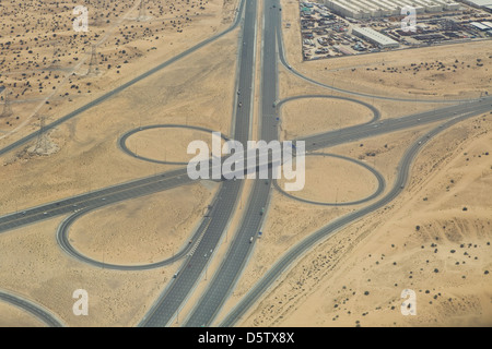 Vista aerea di un interscambio autostradale nel deserto Foto Stock