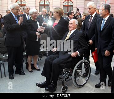 Il cancelliere tedesco Angela Merkel (CDU, c) e l'ex cancelliere tedesco Helmut Kohl (C-R) arrivano a un ricevimento presso il Museo Storico Tedesco a Berlino, Germania, 27 settembre 2012. Presidente della FDP palriamentary fazione, Rainer Bruederle (FDP,) e la presidentessa della CSU membro gruppo presso il Bundestag, Gerda Hasselfeldt, sono illustrati sulla sinistra. Fondazione Konrad Adenauer orga Foto Stock