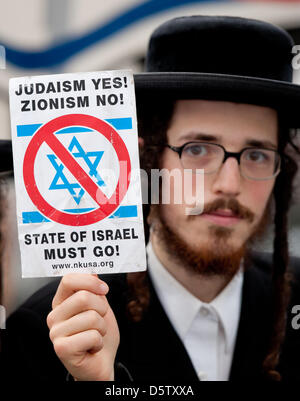 Gli Ebrei Ultra-Orthodox dimostrare contro Israele di fronte alla sede delle Nazioni Unite a New York, Stati Uniti d'America, 27 settembre 2012. Il primo ministro israeliano Netanyahu ha tenuto una parola alla 67esima Assemblea generale delle Nazioni Unite lo stesso giorno. Foto: Sven Hoppe Foto Stock