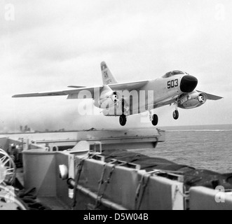 Il Douglas A3D-2 Skywarrior, un bombardiere pesante basato su portaerei, fu utilizzato dalla US Navy per bombardamenti strategici e missioni di ricognizione. Era parte integrante della flotta della Marina durante la Guerra fredda. Foto Stock