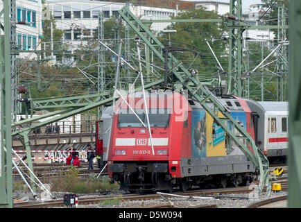 Alimentatore copre un deragliato Intercity a Stoccarda, Germania, 29 settembre 2012. L IC di Deutsche Bahn AG aveva deragliato poco dopo aver lasciato la stazione centrale di Stoccarda. Foto: MARIJAN MURAT Foto Stock