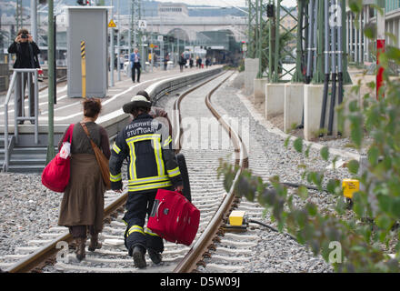 Aiutanti di emergenza sono sul loro modo ad un fatto deragliare treni Intercity a Stoccarda, Germania, 29 settembre 2012. L IC di Deutsche Bahn AG aveva deragliato poco dopo aver lasciato la stazione centrale di Stoccarda. Foto: MARIJAN MURAT Foto Stock