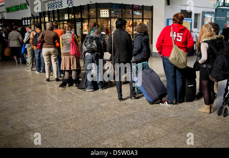 I passeggeri provenienti da un deragliato Intercity stand in linea in corrispondenza di una cabina di servizio presso la stazione centrale di Stoccarda, Germania, 29 settembre 2012. L IC di Deutsche Bahn AG aveva deragliato poco dopo aver lasciato la stazione centrale di Stoccarda. Foto: MARIJAN MURAT Foto Stock