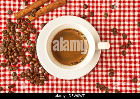 Tazza di caffè con bastoncini di cannella sfondo di legno chiaro. spazio  per il testo Foto stock - Alamy