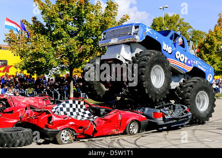 Monster Trucks Auto sulle vecchie auto presso il Monster Truck Show a Magdeburgo (Germania), 30 settembre 2012. La mostra è stata una attrazione per i padri e i figli. Foto: ANDREAS LANDER Foto Stock