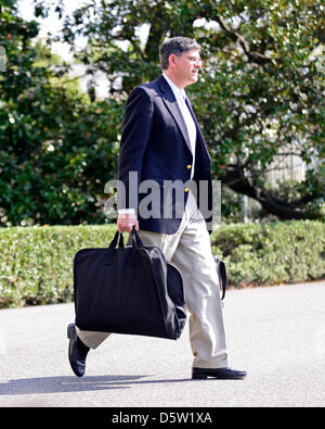 Il capo del personale della Casa Bianca, Jacob Lew porta il suo borse come egli cammina a Marina Uno sul prato Sud della Casa Bianca a Washington D.C. per accompagnare il Presidente degli Stati Uniti Barack Obama per Henderson, Nevada Domenica, Settembre 30, 2012..Credit: Ron Sachs / Pool via CNP Foto Stock