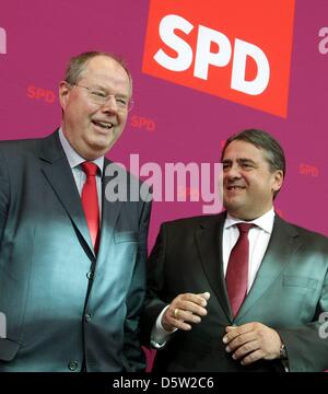 Cancelliere SPD candidato Peer Steinbrueck e leader del partito Sigmar Gabriel parla prima di una riunione speciale del DOCUP comitato esecutivo al partito presso la sede centrale di Berlino, Germania, 01 ottobre 2012. Foto: Wolfgang Kumm Foto Stock