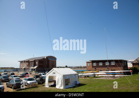 Inghilterra, West Sussex, Shoreham-da-mare, la radio di prosciutto tenda allestita nei giardini della stazione RNLI. Foto Stock