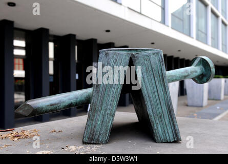 Vista esterna della scultura realizzata da Günther Uecker onorando Götz Friedrich, che è stato direttore della Deutsche Oper di Berlino dal 1981 fino alla sua morte nel 2000, di fronte alla Deutsche Oper di Berlino, Germania, 13 settembre 2012. La scultura è stata installata il 14 giugno 2008 quando la piazza accanto alla Deutsche Oper è stato chiamato Götz-Friedrich-Platz. Su un isolato di cemento bianco si trova un libro con una Foto Stock