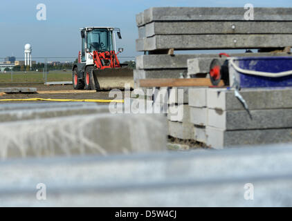 Lastre Ggranite sedersi al campo di Tempelhof di Berlino, Germania, 02 ottobre 2012. Un nuovo impianto per skateboarders viene costruito qui dal vecchio pietre di granito del Palazzo della Repubblica. I bambini sono ammessi a partecipare alla costruzione sotto la supervisione. Foto: BRITTA PEDERSEN (ATTENZIONE: per solo uso editoriale in connessione con la relazione sulla costruzione di skate park. Foto Stock